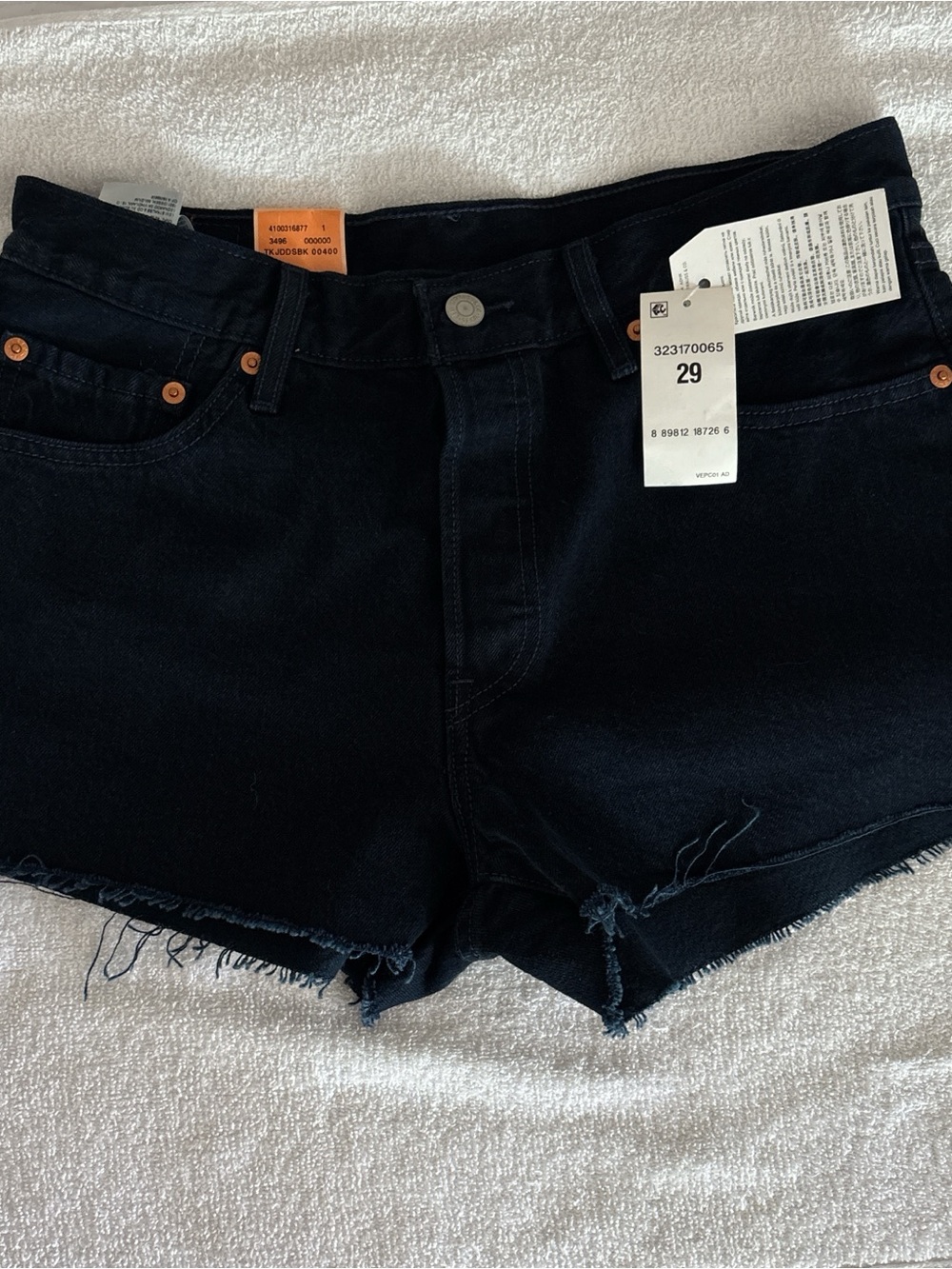 NWT- Levi's dark navy Denim Frayed Hem Women’s Shorts - size 29